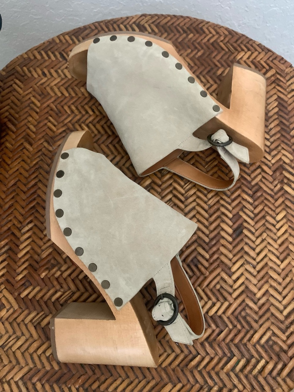 Sezane Dakota Suede Stone High Heel Beige
Clogs Mules Sandals 39